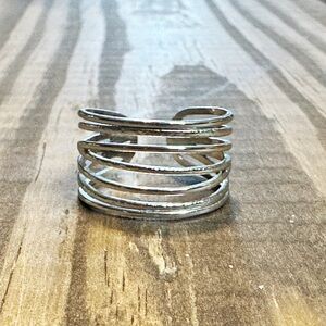 Stunning silver banded ring
